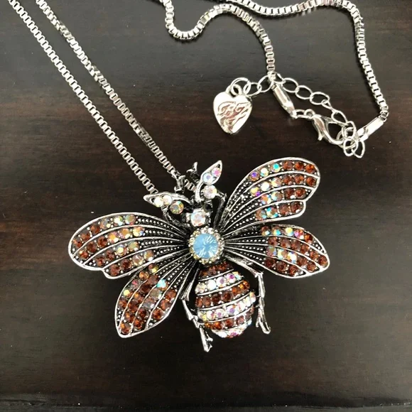 🌼 Crystal Honeybee Pendant Necklace - Picture 3 of 6